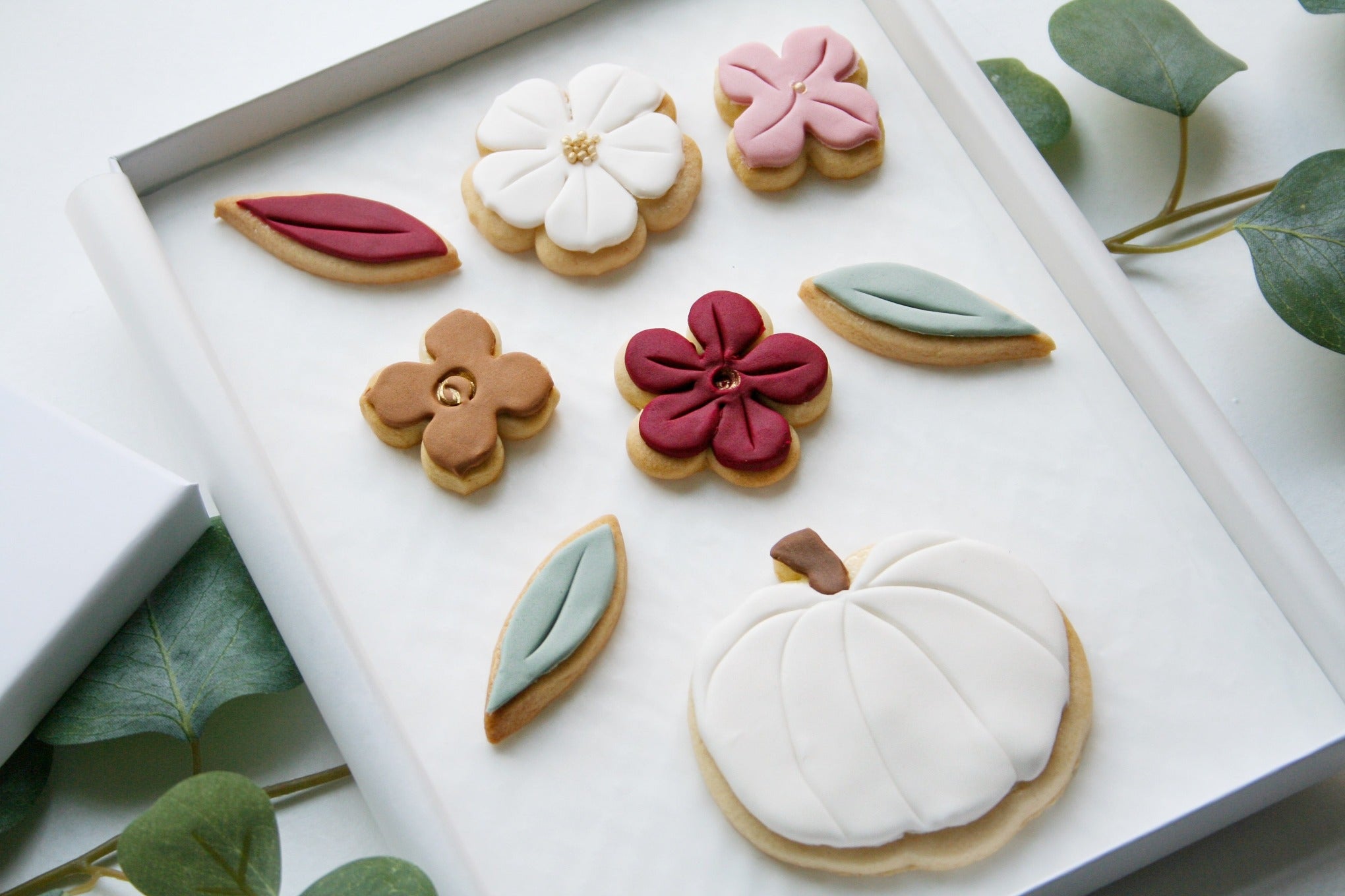 Autumn Flowers Gift Box, Autumn Cookies in the shape of flowers, Iced Pumpkin and flower selection